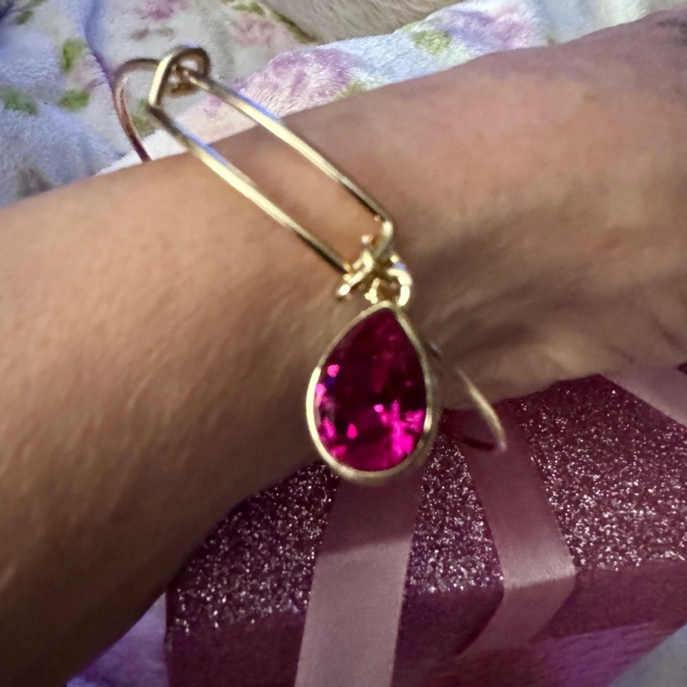 Elegant Gold Bracelet with Pink Gemstone
